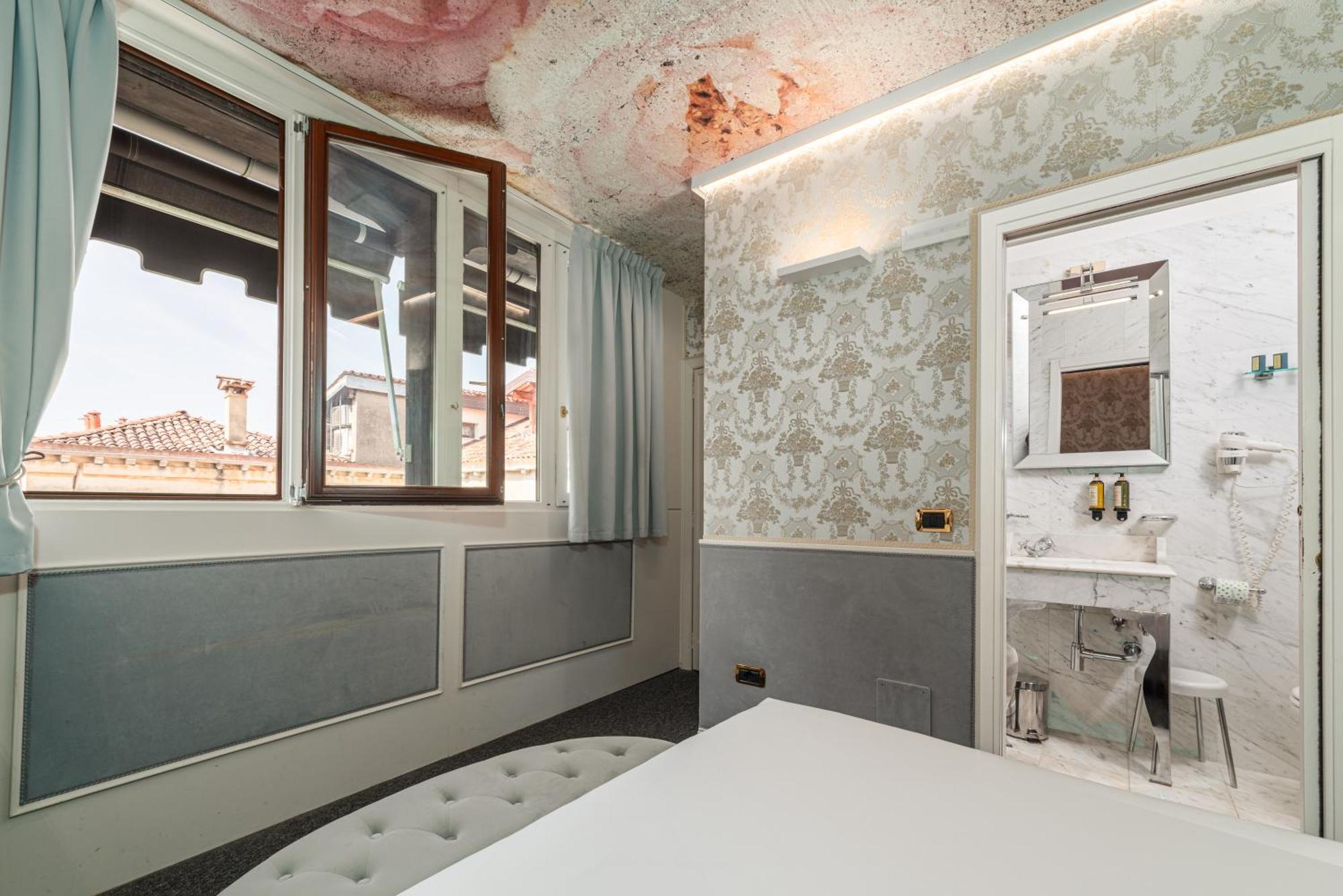 Palazzo Paruta & Wellness Suites Venice Room photo